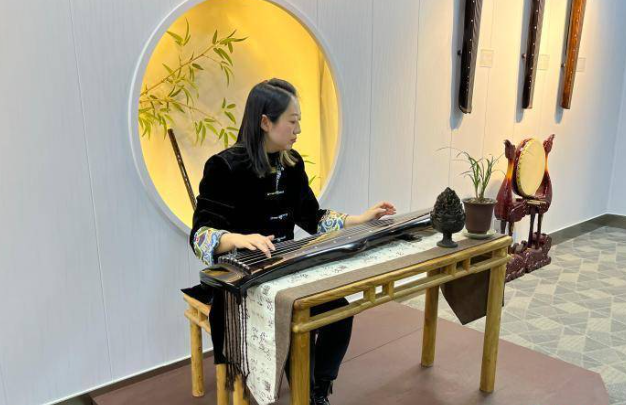 三千多年历史的古琴在中国日渐升温 成为年轻人的流行