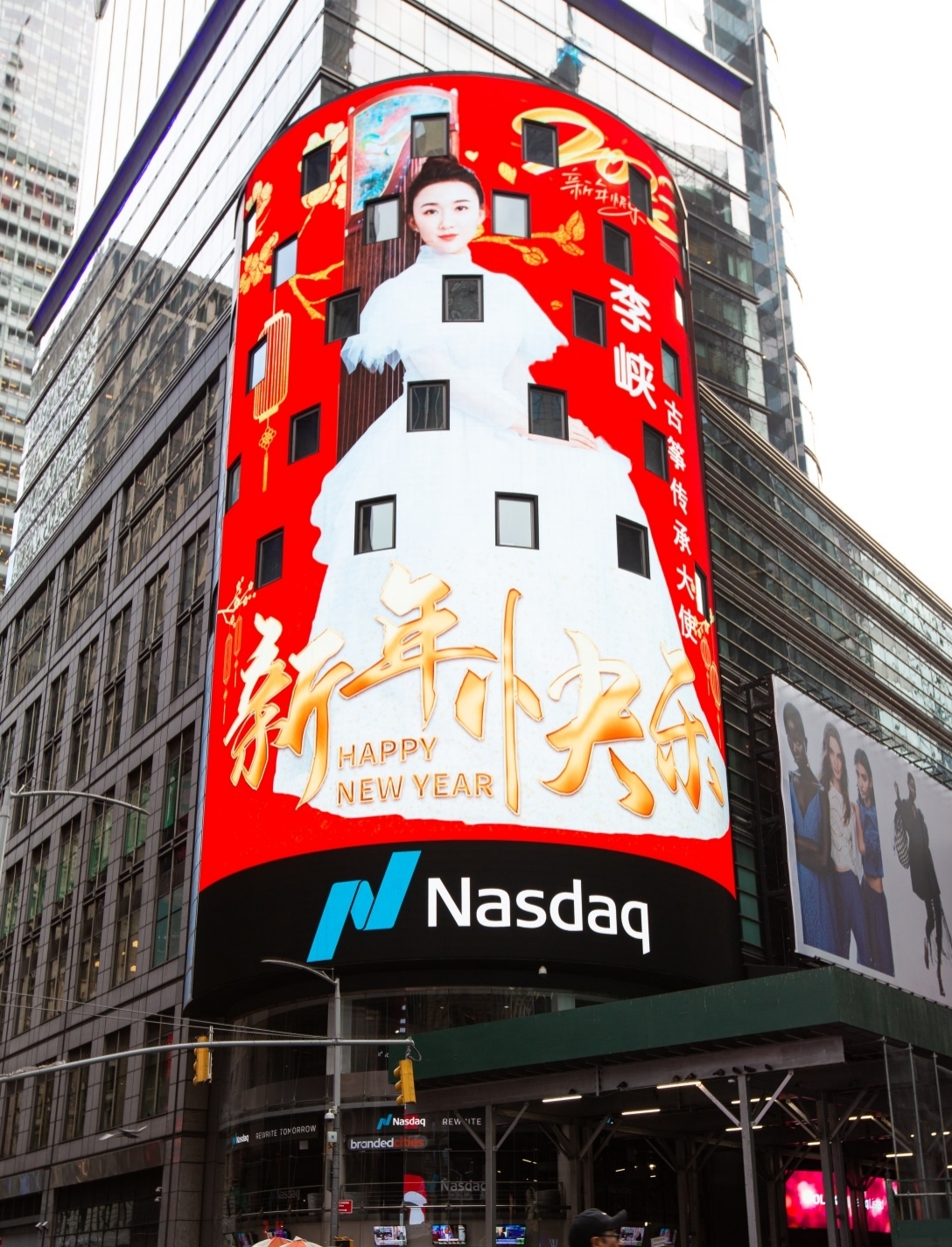 The outstanding representatives of Chinese zither landed in the Times Square in New York, the United States - NASDAQ big screen for broadcast