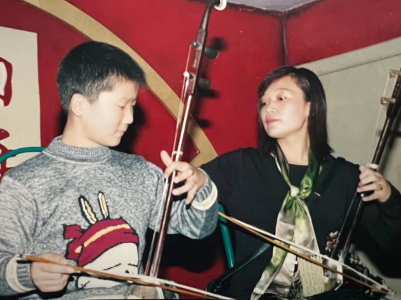 After 60, the mother gave her son a look at the erhu and his son cooperated with her in seconds