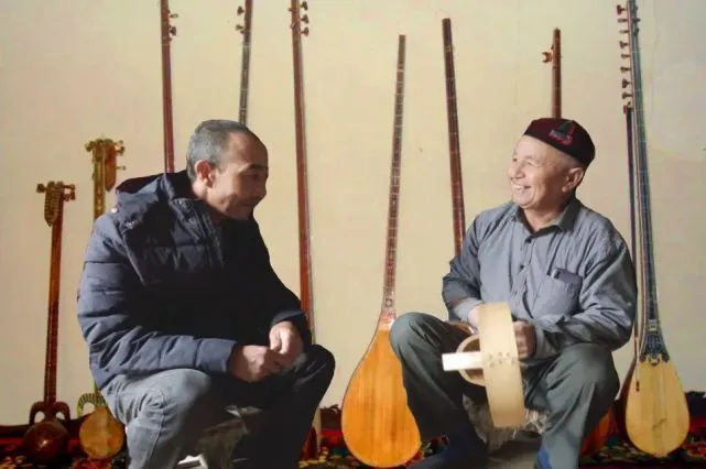 Jointly produce national musical instruments and play the song of national unity