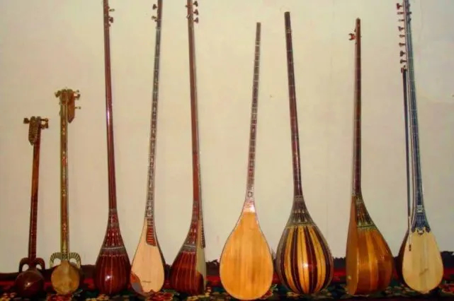 Jointly produce national musical instruments and play the song of national unity
