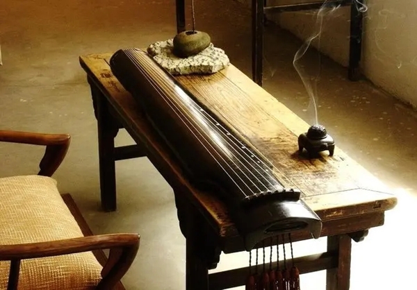 An analysis of Guqin snaking and crane fingering: the flow of rhyme and the extension of meaning under the graceful posture