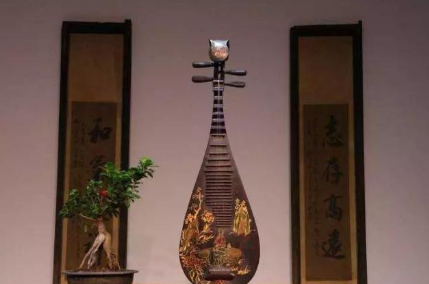 When can the enduring origin of the lute be traced back?