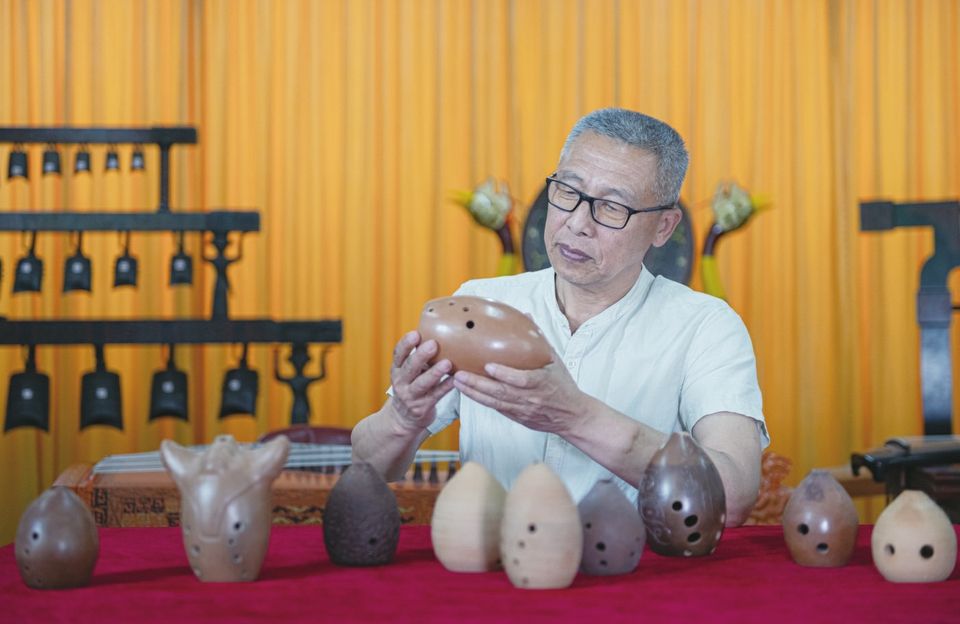 Pu Shutang devotes himself to research and inheritance of Tanghu Xun production skills - the sound of Xun conveys the ancient rhythm