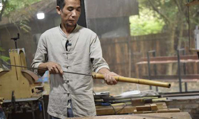 Lu Ming, a musician who focuses on the production of traditional folk musical instruments, Shakuhachi