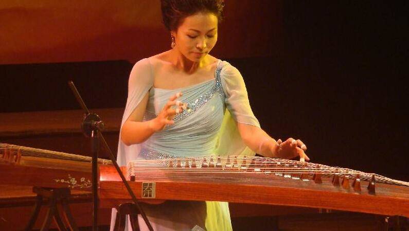 If you practice the guzheng technique of sweeping and shaking, you will be able to express your emotions and momentum!