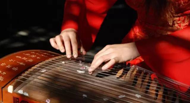 How to play the guzheng with both hands