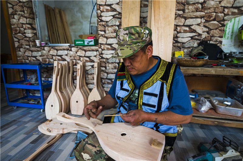 Deng Fusheng, the inheritor of the state-level intangible cultural heritage: polishing national musical instruments and spreading Nujiang culture