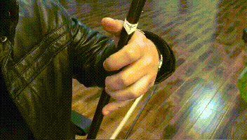 What should I do if I can't reach the strings when I pull my little finger on the erhu?