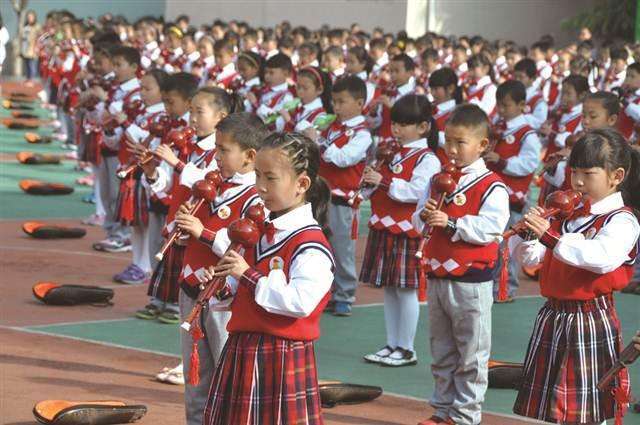 In the process of learning cucurbit flute, it is a wrong approach to easily deny children