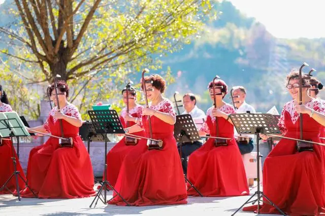 Qianxi: The art team for the middle-aged and the elderly in the Azalea City leads the erhu to sing 