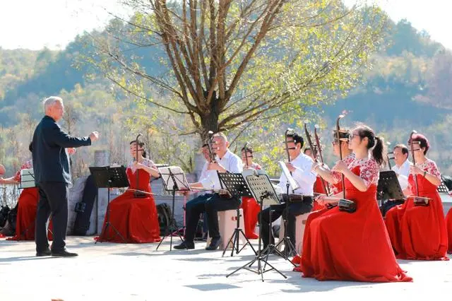 Qianxi: The art team for the middle-aged and the elderly in the Azalea City leads the erhu to sing 